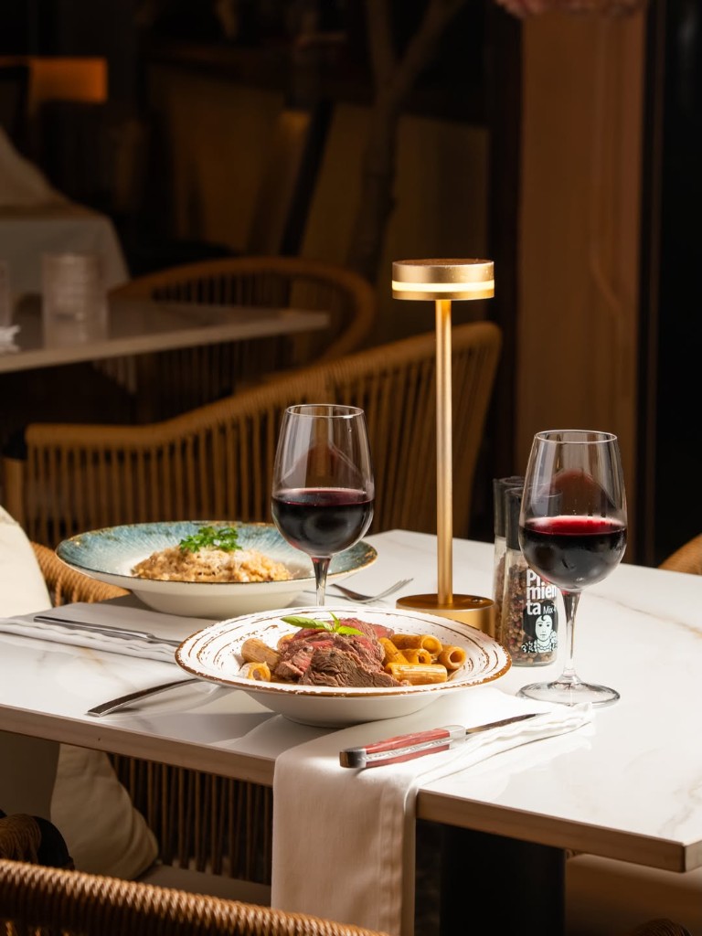 Mesa en Sensacioones con platos de la casa y copas de vino
