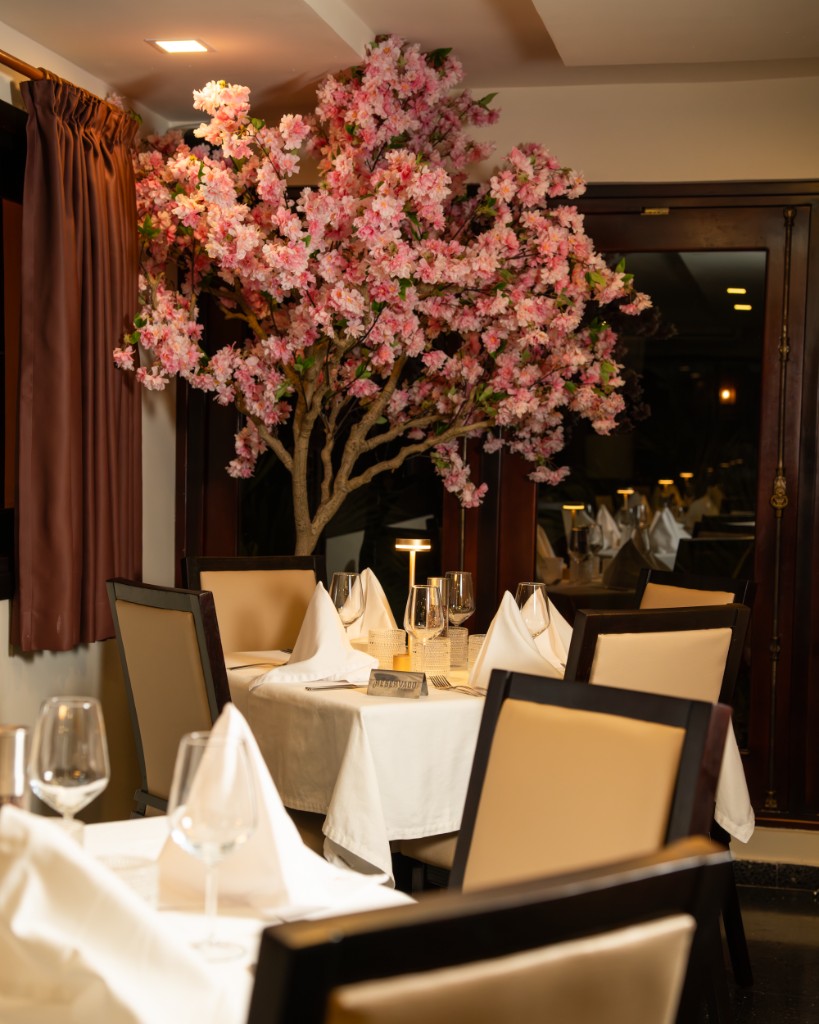 Salón de Sensacioones con mesa reservada y cerezo en flor